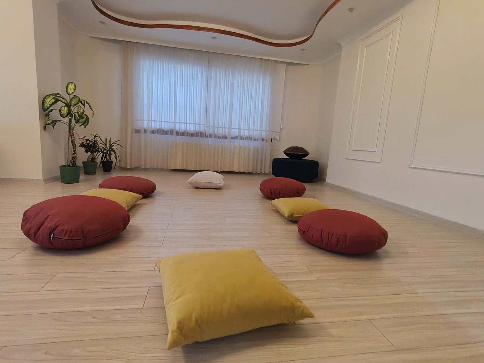 Kütüphane ve şömine köşesi